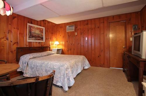 Łóżko lub łóżka w pokoju w obiekcie Dolphyn Motel