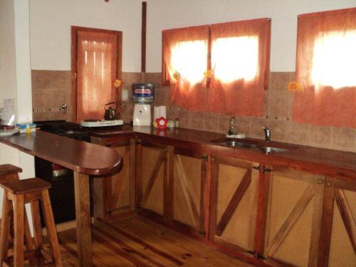 Maciel的住宿－La Tregua，厨房配有木制橱柜和台面