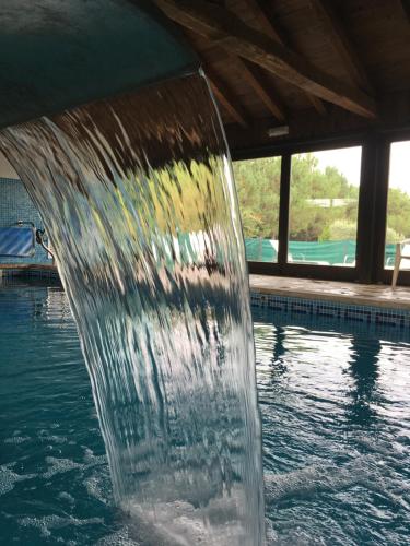 una fuente de agua en medio de una piscina en Hotel Casa Cachón, en Tol