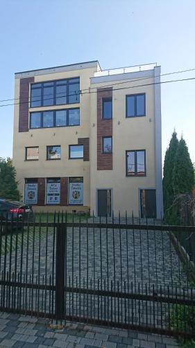un edificio con una valla delante en Apartement - Loft Bydgoszcz Centrum en Bydgoszcz