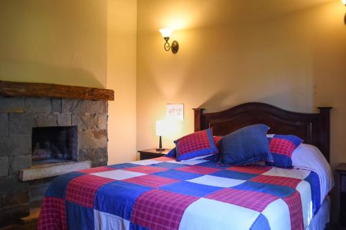 Tempat tidur dalam kamar di Hotel y Resort Quinta del Sol