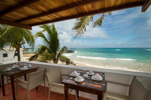 a restaurant with a view of the beach at Casita de la Playa in Puerto Villamil