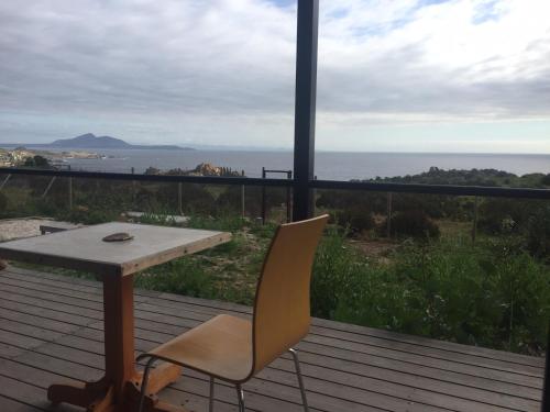 a table and chairs on a deck with a view of the ocean at SOTO HAUS Totoralillo Mar in Totoralillo