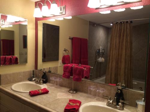 a bathroom with two sinks and a large mirror at Black Bear Inn in Ketchikan