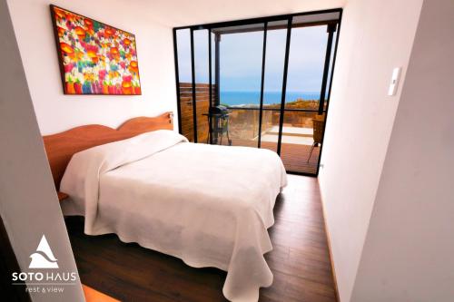 a bedroom with a bed and a view of the ocean at SOTO HAUS Totoralillo Mar in Totoralillo