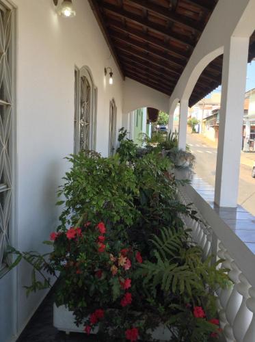 a balcony with flowers and plants on a building at Pousada Alvorada Brotas - e agendamento das atividades turísticas in Brotas