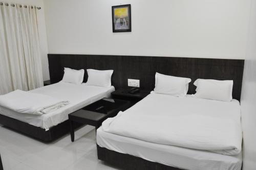 Una cama o camas en una habitación de Hotel Sai Shubham