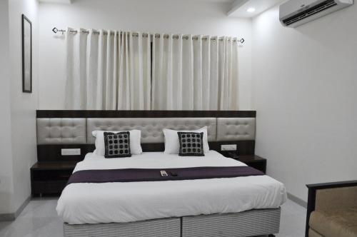 Una cama o camas en una habitación de Hotel Sai Shubham