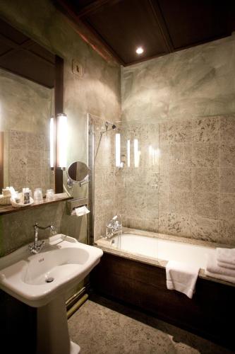 a bathroom with a sink and a bath tub at Le Pavillon De Gouffern in Silly-en-Gouffern