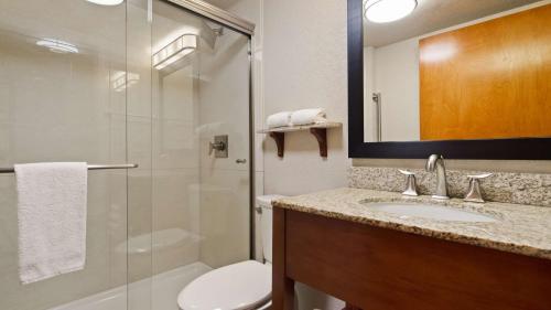 y baño con aseo y ducha. en Best Western Plus Peak Vista Inn & Suites, en Colorado Springs