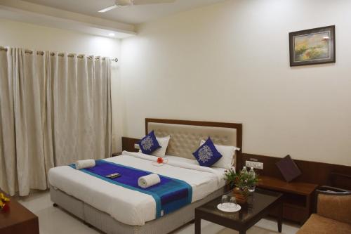 Una cama o camas en una habitación de Hotel Sai Shubham