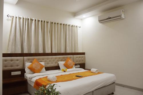 Postel nebo postele na pokoji v ubytování Hotel Sai Shubham
