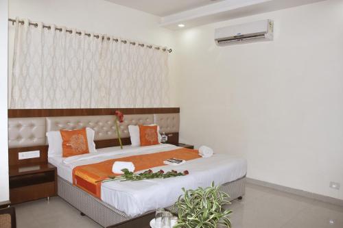 Una cama o camas en una habitación de Hotel Sai Shubham