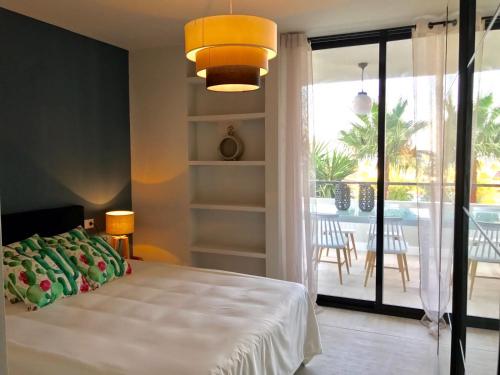 トレモリノスにあるLUXURY HOUSE 110 m2 on the BEACH, POOL, PARKINGのベッドルーム1室(ベッド1台付)が備わります。パティオの景色を望めます。