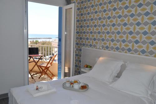 Un pat sau paturi într-o cameră la Hôtel de la Mer