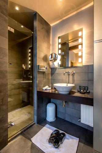 a bathroom with a sink and a mirror at Hotel Harmony in Ghent