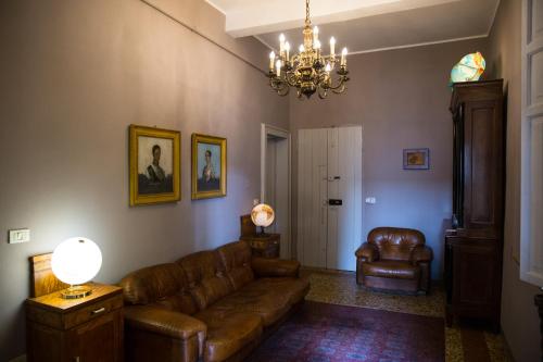a living room with a couch and a chandelier at Casa Mappamondo in Modena