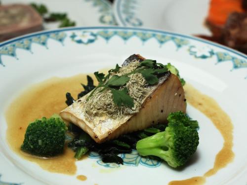 a plate of food with a piece of meat and broccoli at Pension Raisin in Kusatsu
