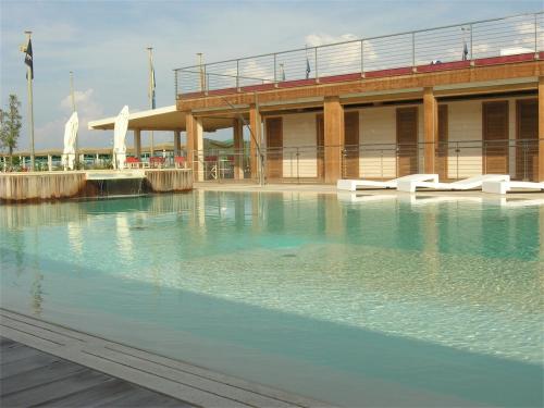 una grande piscina di fronte a un edificio di Stabilimento balneare Bragozzo a Lido di Camaiore