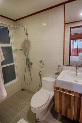 フリドゥにあるKinan Retreatのトイレ、洗面台、シャワー付きのバスルーム
