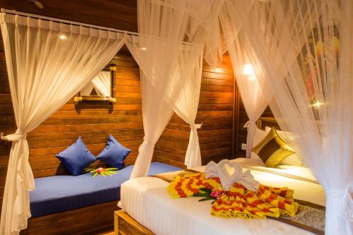 Postelja oz. postelje v sobi nastanitve Seaside Huts Lembongan