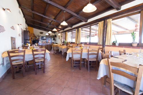 a dining room with tables and chairs in a restaurant at Agriturismo La Sosta in Pescia Romana