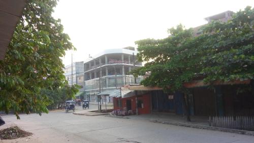 a city street with a building in the background at Hospedaje Independencia Pucallpa in Pucallpa