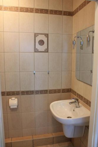 Ένα μπάνιο στο Kolorowa Guest Rooms