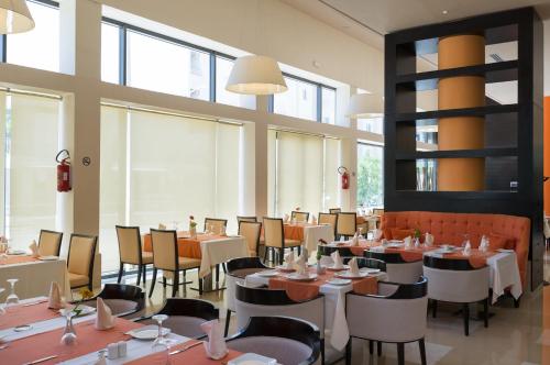 Restaurant o un lloc per menjar a Le Corail Suites Hotel