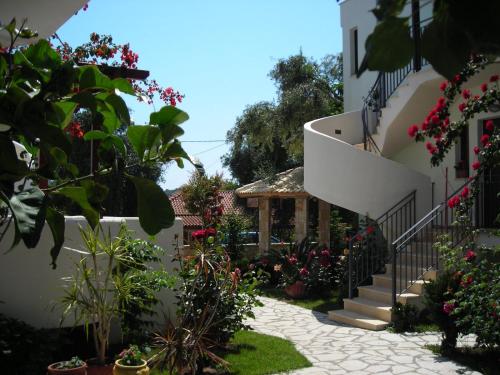un patio de una casa con flores y plantas en Efi & Zoi Apartments, en Sivota