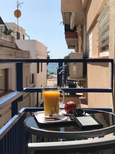 Sunny Flat in Sitges 30 Seconds to Beach, Balcony & Sea Views!