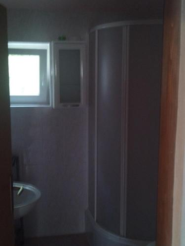 een badkamer met een douche en een wastafel bij Apartment Marta in Nin