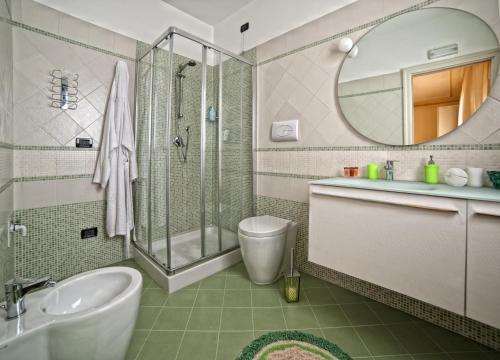 uma casa de banho com um chuveiro, um lavatório e um WC. em Airport House B&B em Reggio di Calabria