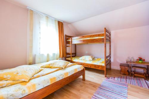 Poschodová posteľ alebo postele v izbe v ubytovaní Iris Panzio