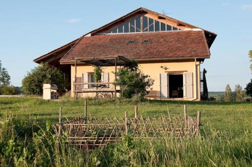 an old house in the middle of a field at Gîte La Grange Du Haut in Saint-Antoine