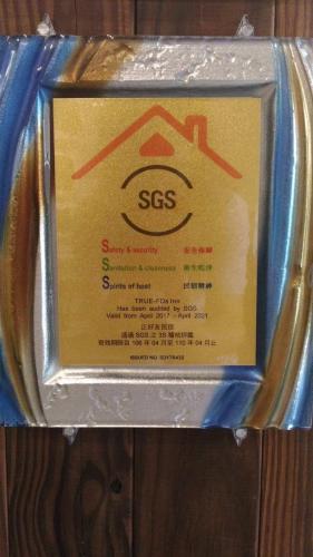 a plastic container with a sign on top of it at True-FDs Inn in Xiaoliuqiu