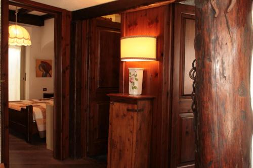 サン・ヴァンサンにあるStile e Tradizioneのベッドルーム1室のランプ