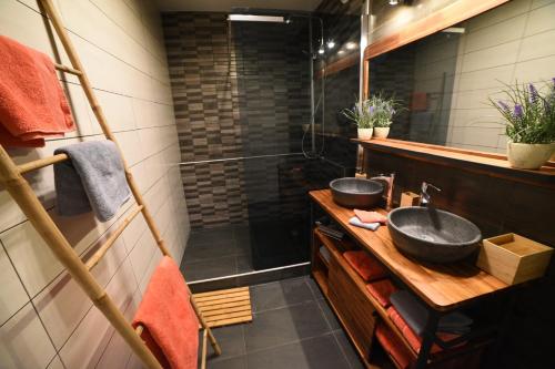 a bathroom with two sinks and a shower at Gite Moka45 Centre historique "Climatisé" in Colmar