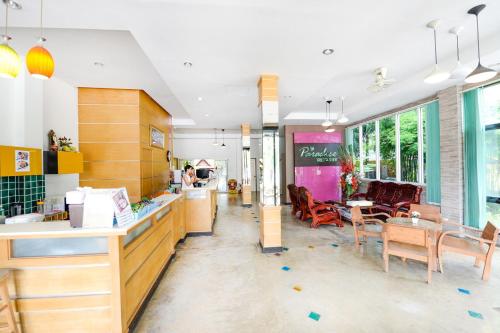 a kitchen and dining room with a table and chairs at Paradise Resort in North Pattaya