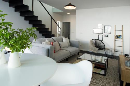 a living room with a couch and a table at Casa dos Aromas in Évora