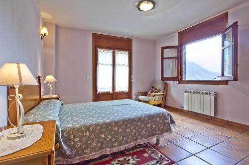 Posteľ alebo postele v izbe v ubytovaní Apartamentos Salardu III