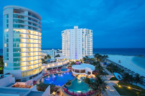 - une vue aérienne sur un complexe avec une piscine et un bâtiment dans l'établissement Altitude at Krystal Grand Cancun - All Inclusive, à Cancún