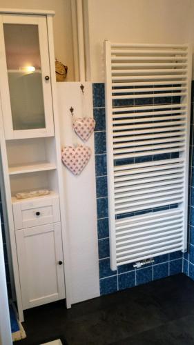 a bathroom with a closet and a mirror at Mach mal Pause bei Geni & Bernd in Kleineichen