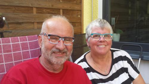 an older man and woman posing for a picture at Mach mal Pause bei Geni & Bernd in Kleineichen