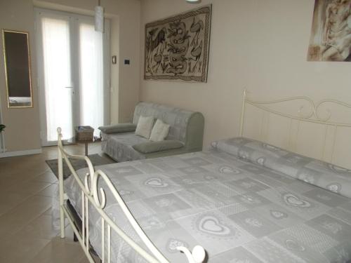 Łóżko lub łóżka w pokoju w obiekcie monolocale lago maggiore PALLANZA