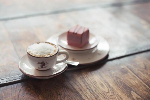 Skihotel Galzig B&Bにあるコーヒーまたはお茶