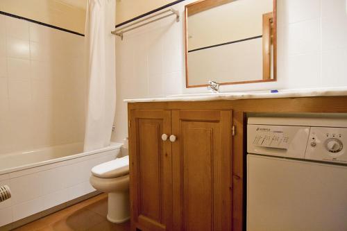 GessaにあるApartamentos Gessaのバスルーム(洗面台、トイレ、鏡付)