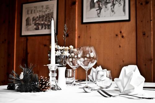 einen Tisch mit Weingläsern und eine Kerze drauf in der Unterkunft Appartamento Gemelli in Cavalese