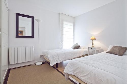Un pat sau paturi într-o cameră la ZB Apartamentos Betren privilege B