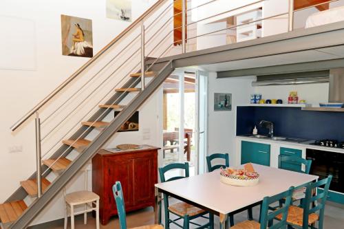 een keuken en eetkamer met een trap in een huis bij Giovanni House in Alghero